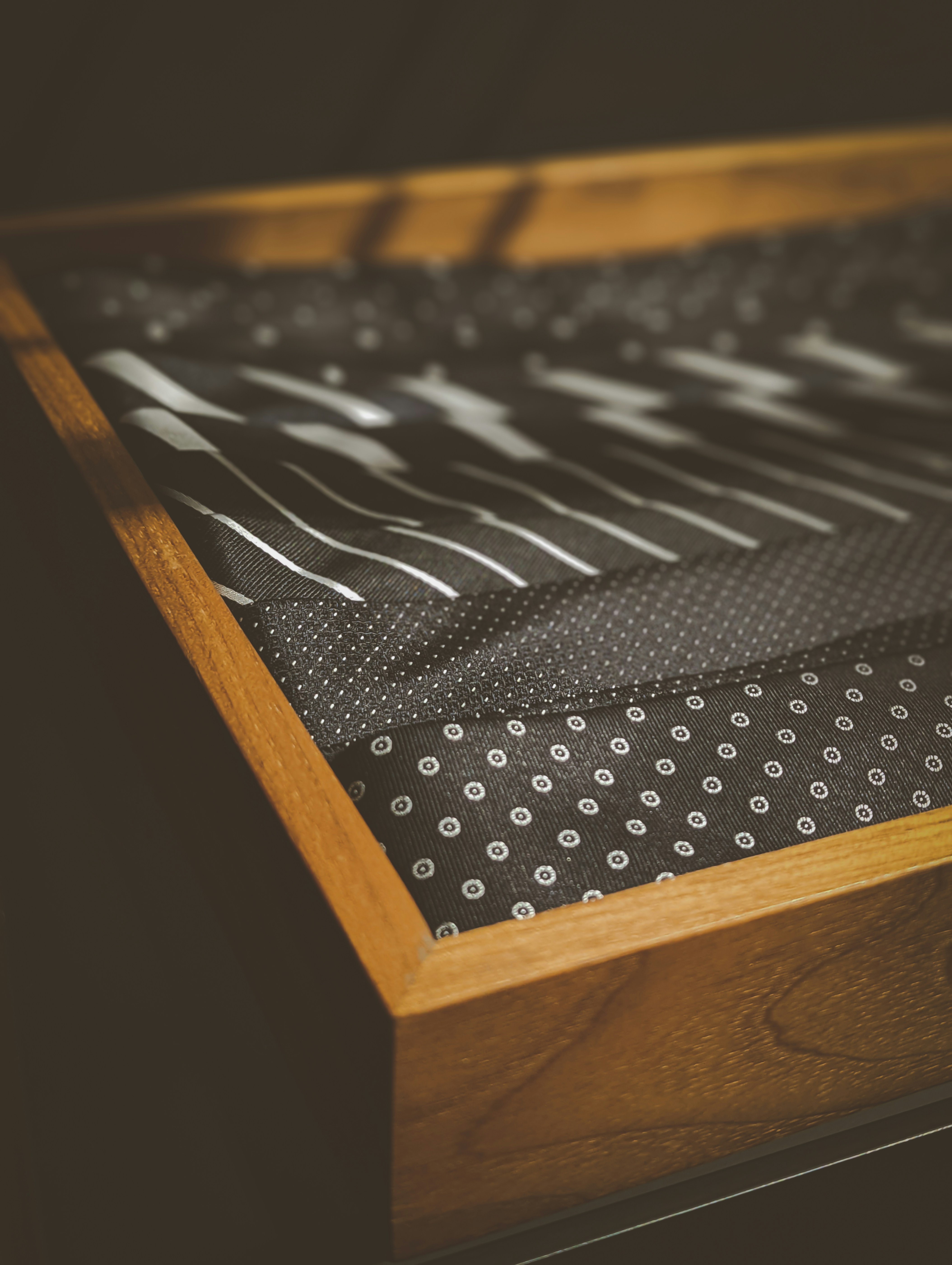 Nahaufnahme einer Krawatte in einer Holzkiste