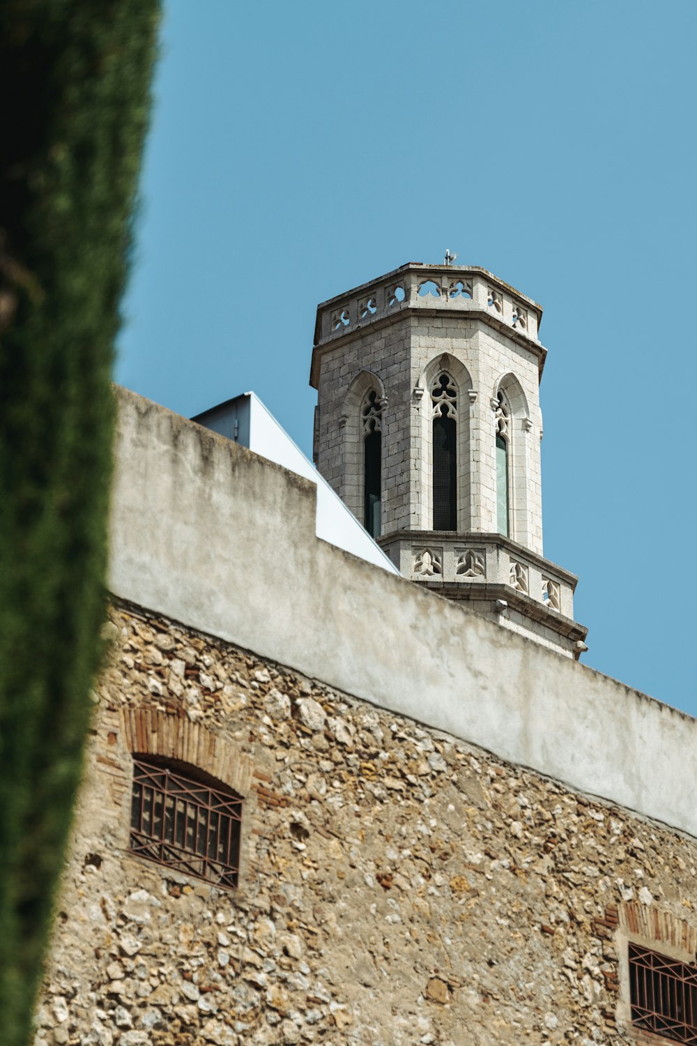 una torre del reloj en la parte superior de un edificio de piedra