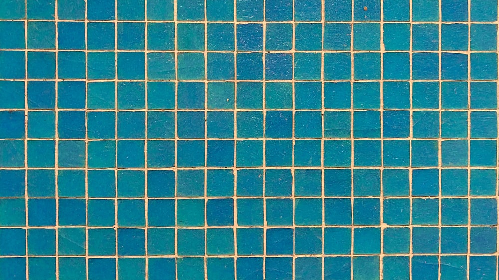 Un primo piano di una parete piastrellata blu
