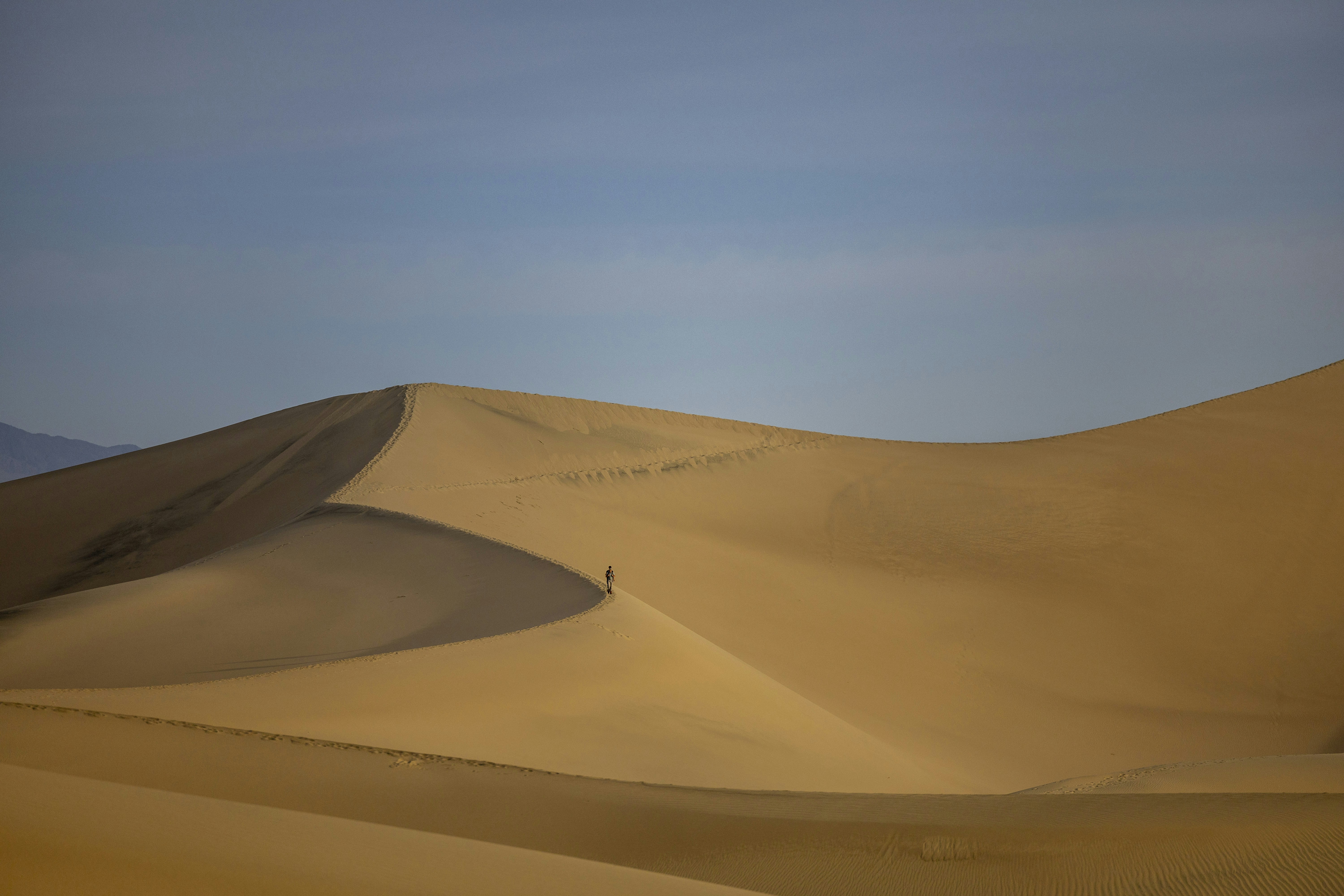 Un desierto con dunas de arena y montañas al fondo foto – Imagen de  Desierto gratuita en Unsplash