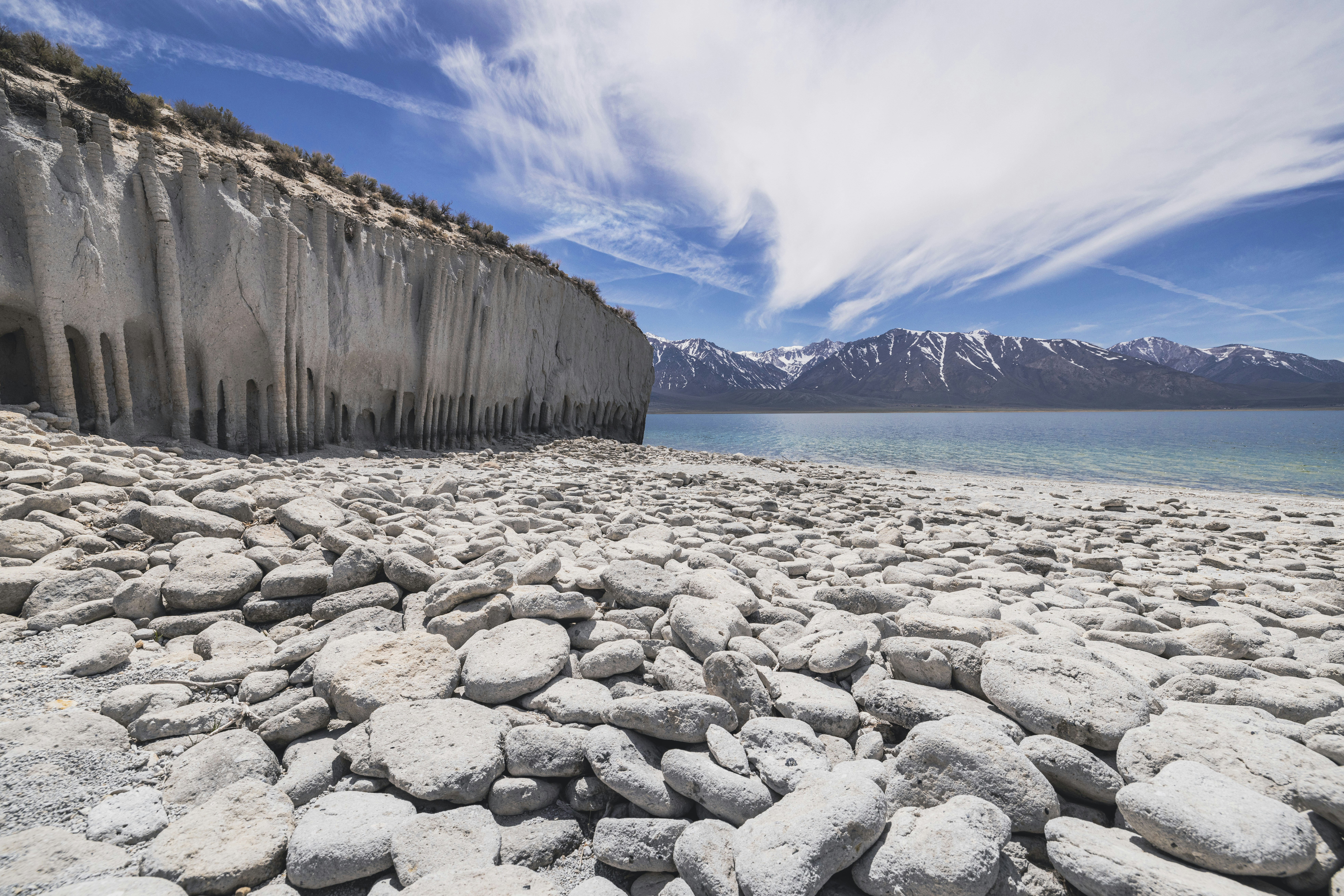 Foto Una playa rocosa junto a una gran masa de agua – Imagen Gris ...
