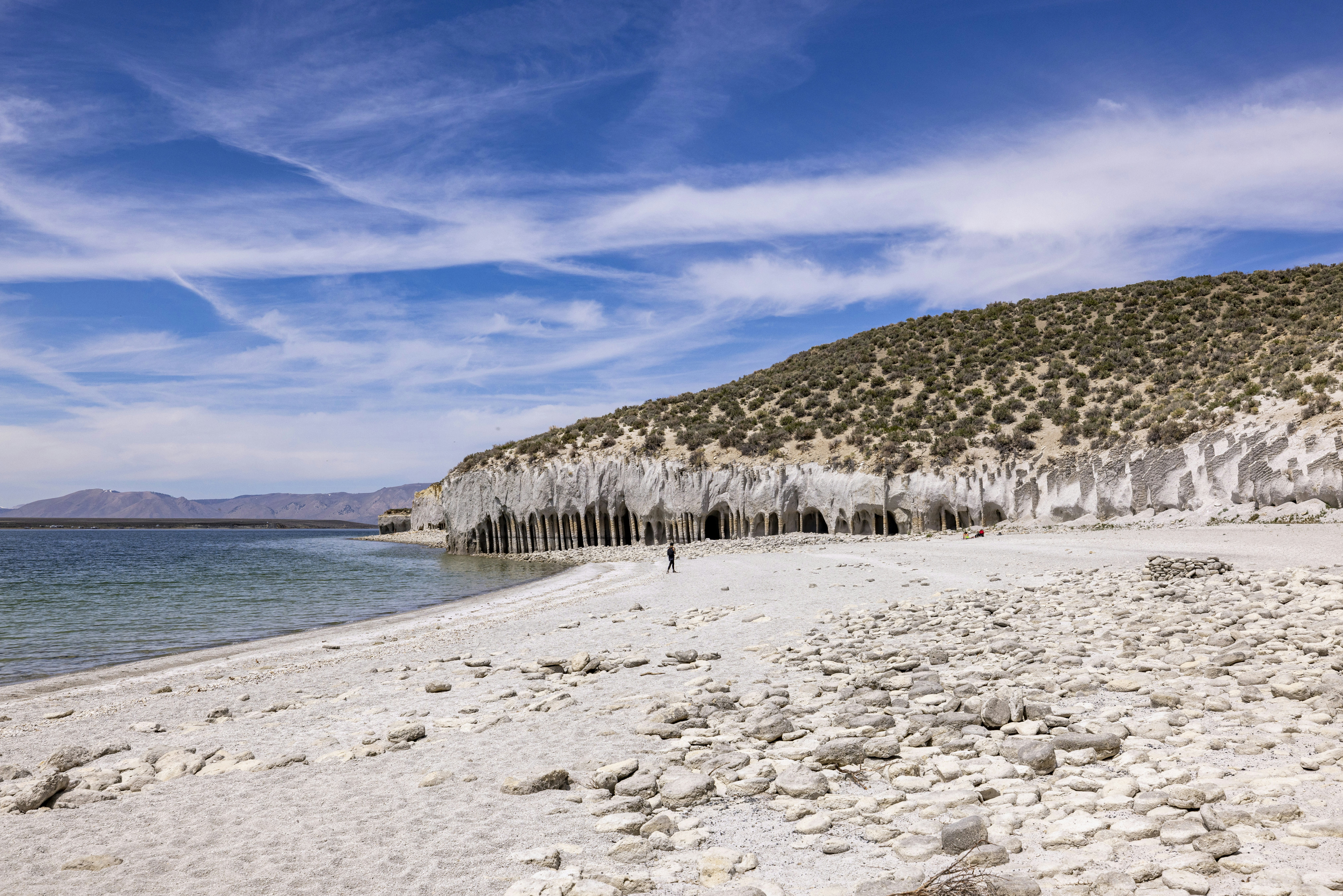 Une plage de sable avec une montagne en arrièreplan photo Photo