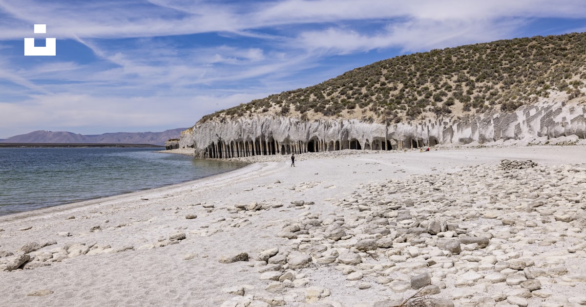 Une plage de sable avec une montagne en arrièreplan photo Photo