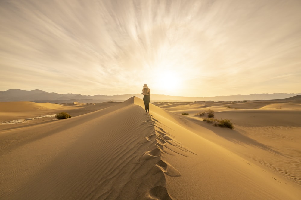 una persona in piedi nel mezzo di un deserto