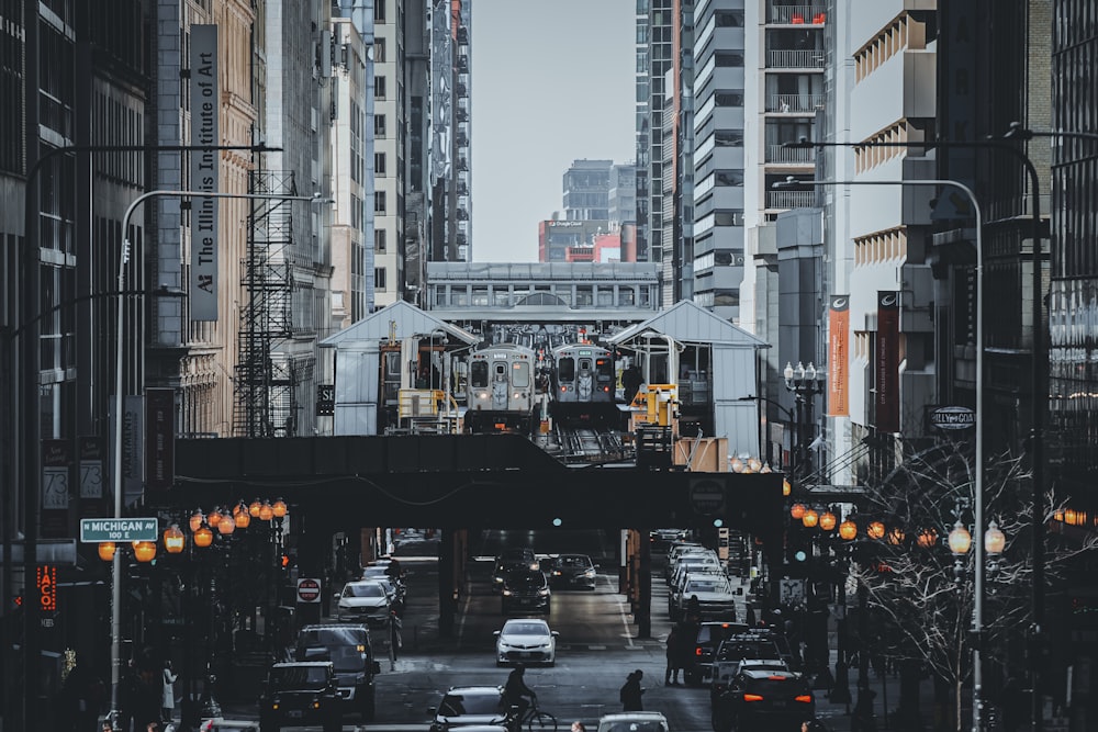 a city street filled with lots of traffic