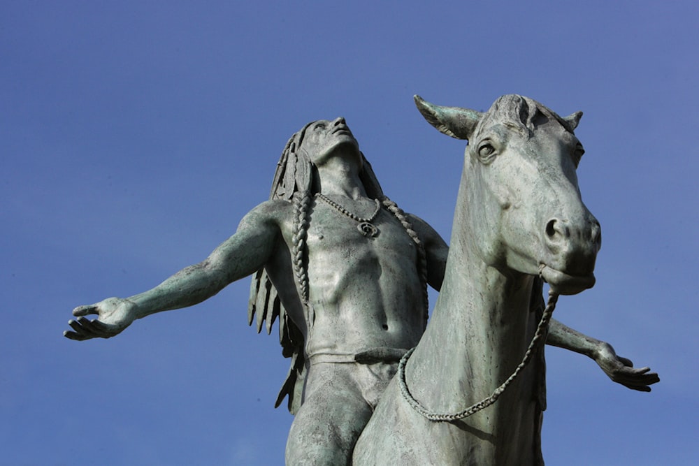 Una estatua de un hombre montando a caballo