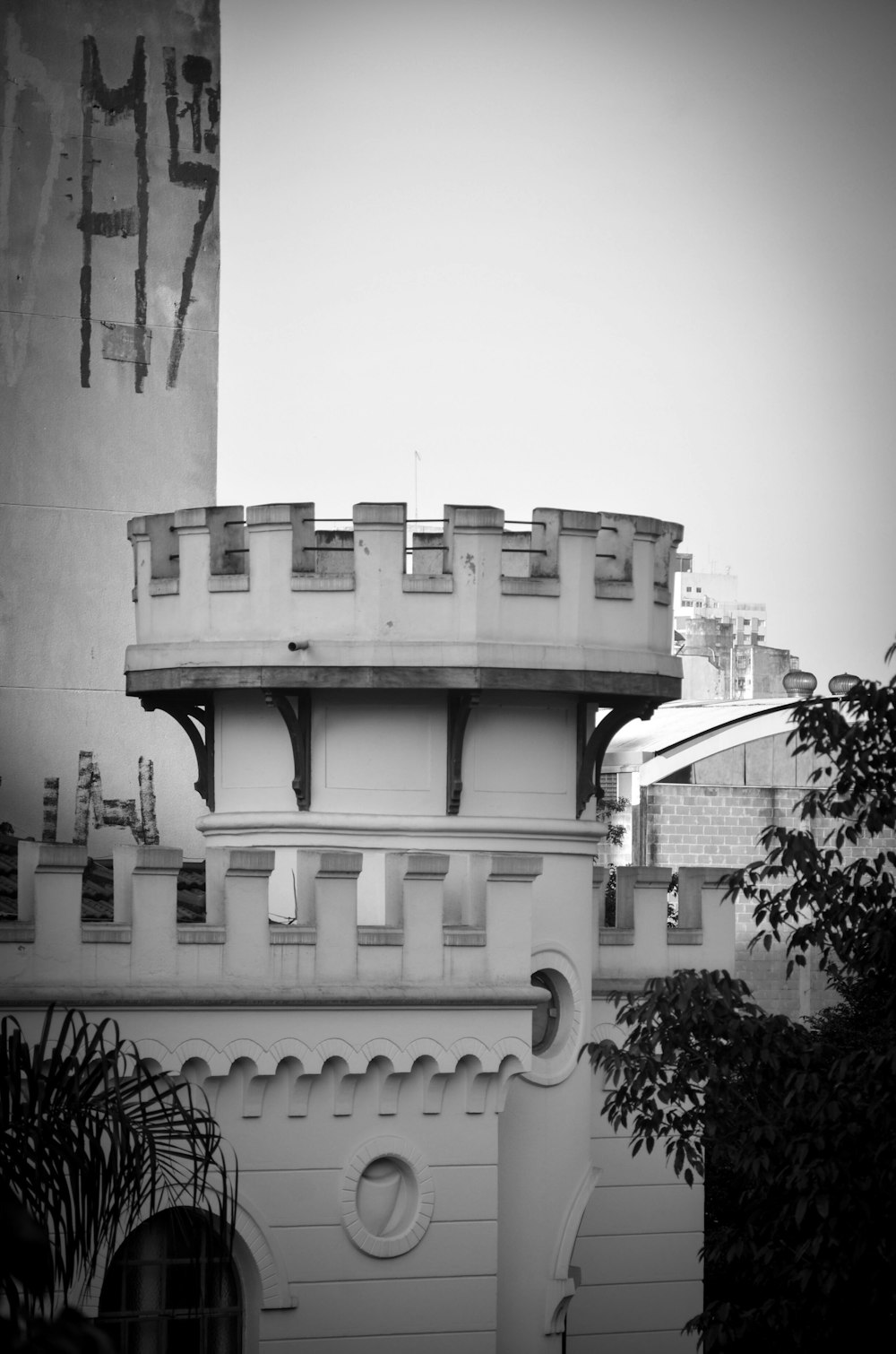 a black and white photo of a building