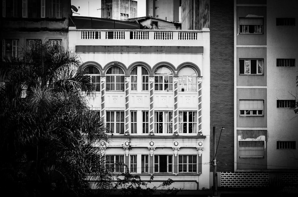 a black and white photo of a building