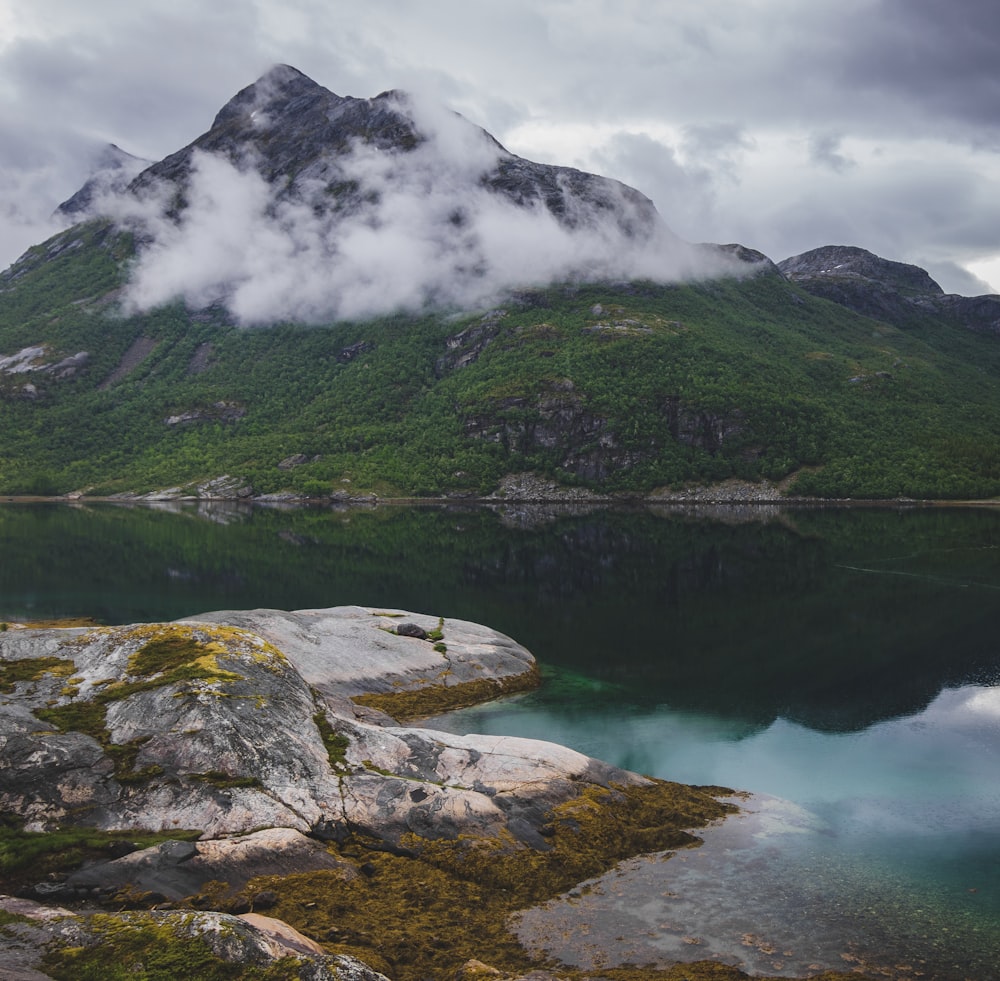 Une montagne avec un plan d’eau au premier plan