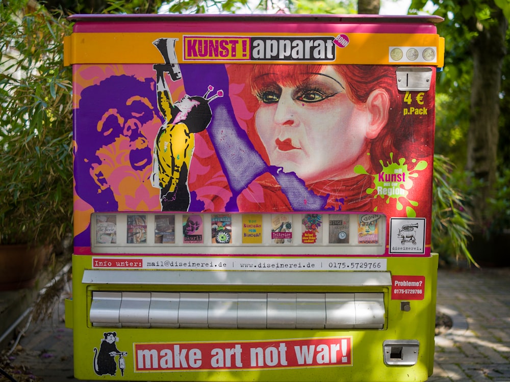 Una juke machine con l'immagine di una donna su di essa
