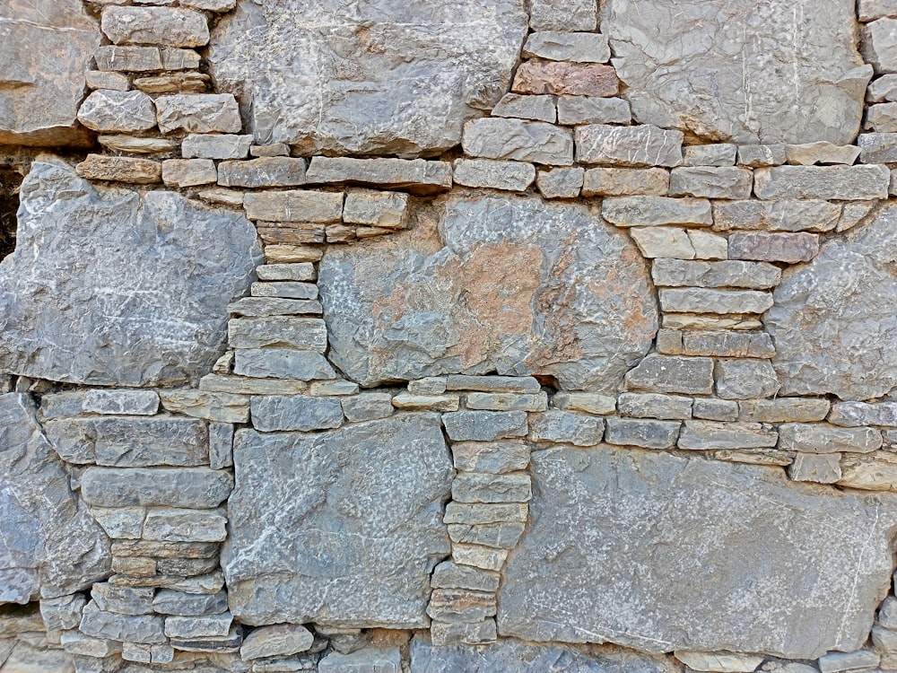 un muro di pietra con un orologio sul lato di esso