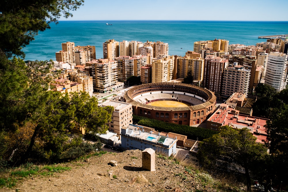 Una vista de una ciudad y un cuerpo de agua