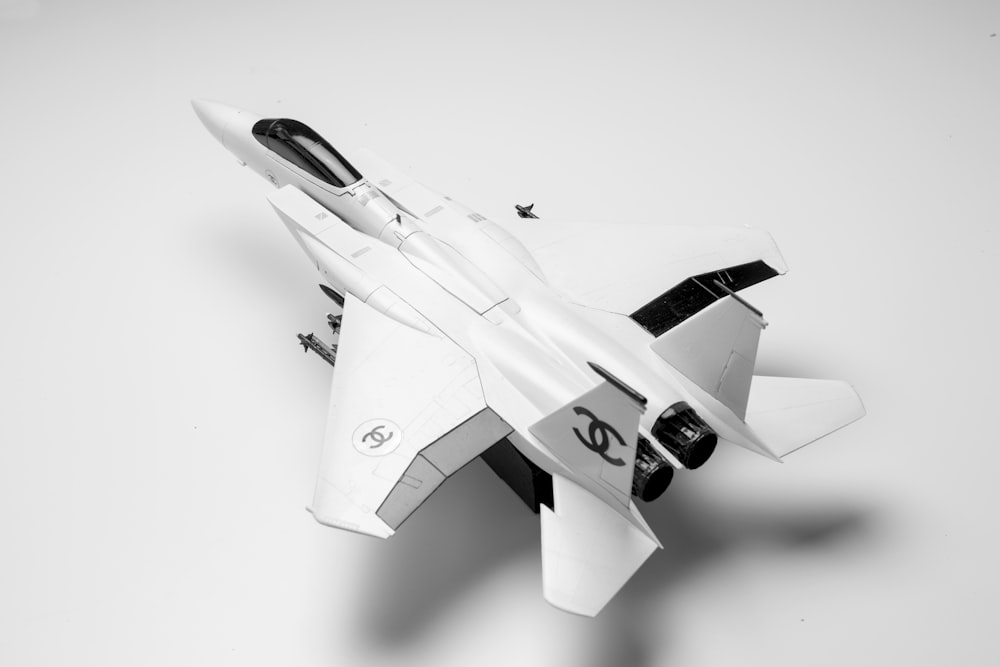 Un modelo de un avión de combate sobre un fondo blanco