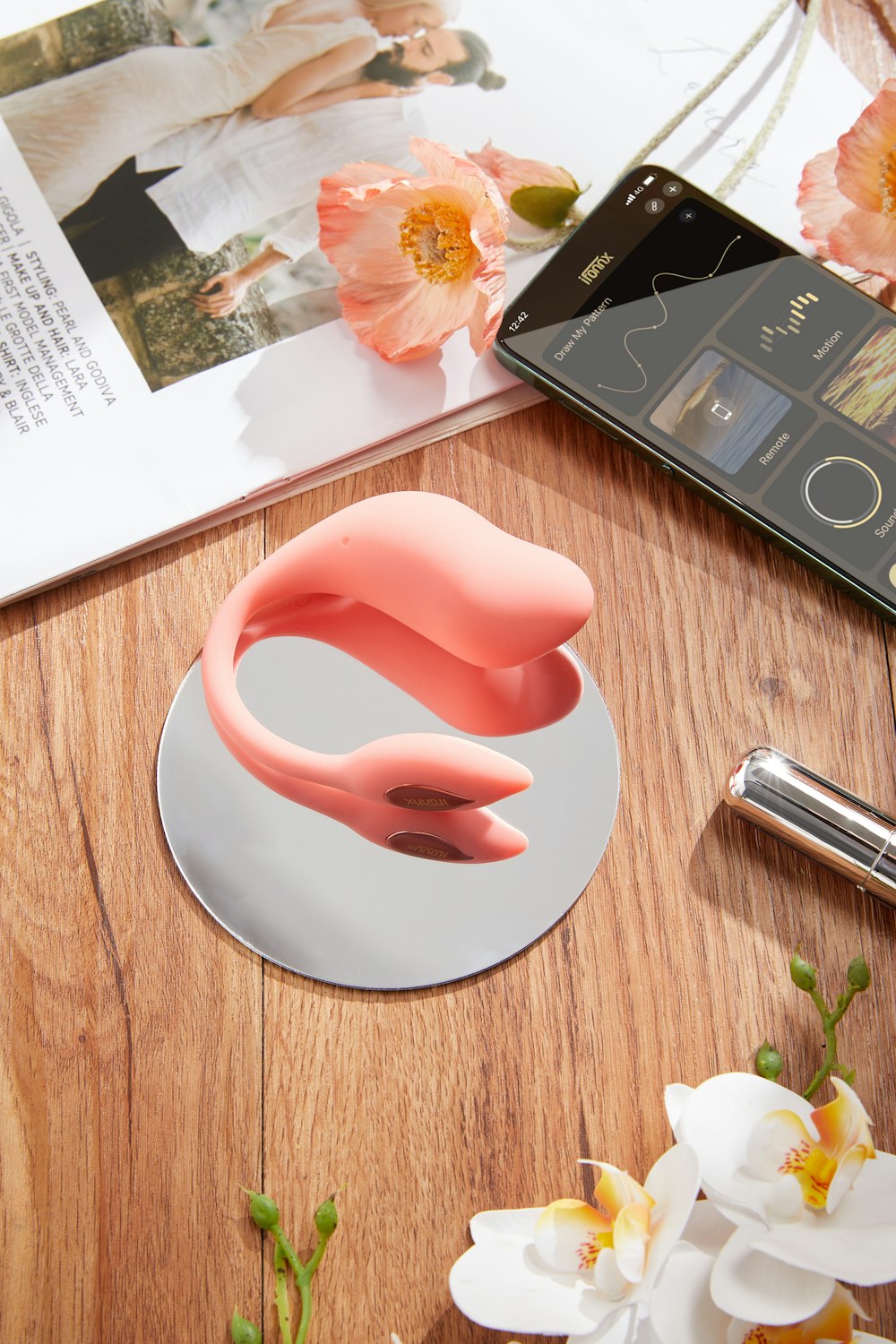 un objet rose posé sur une table en bois