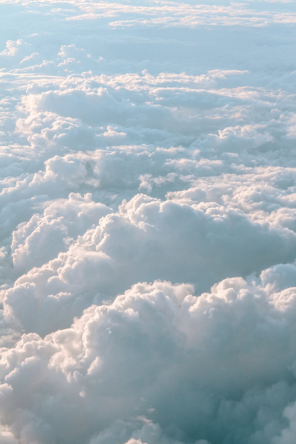 飛行機の窓からの雲の眺め