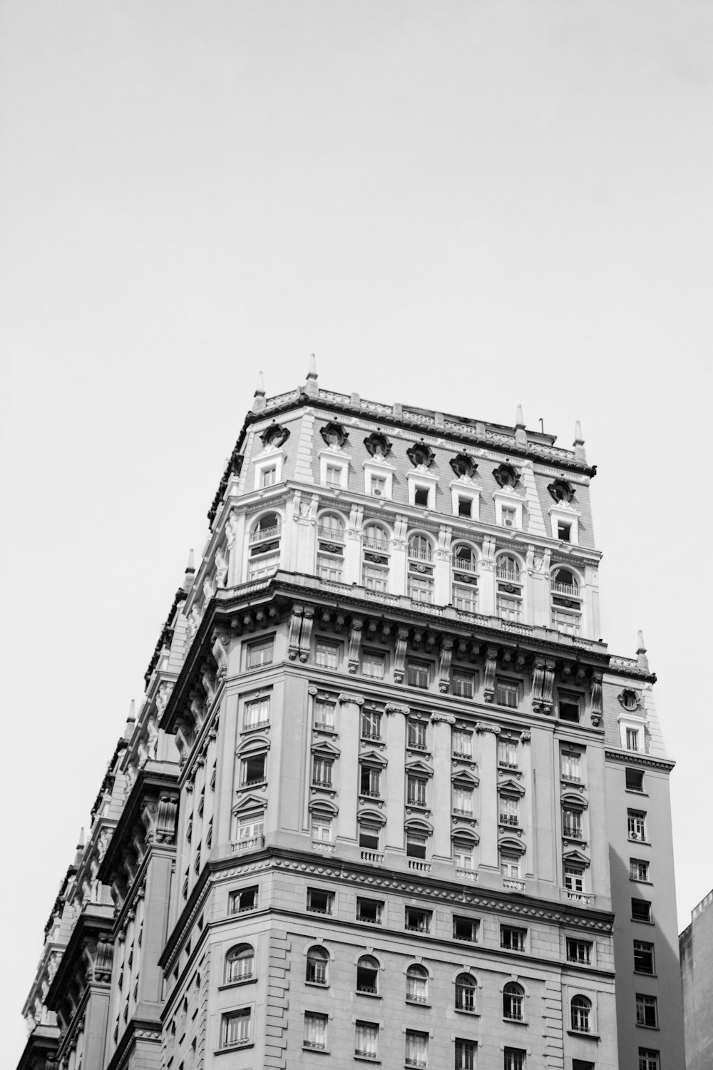 a black and white photo of a tall building