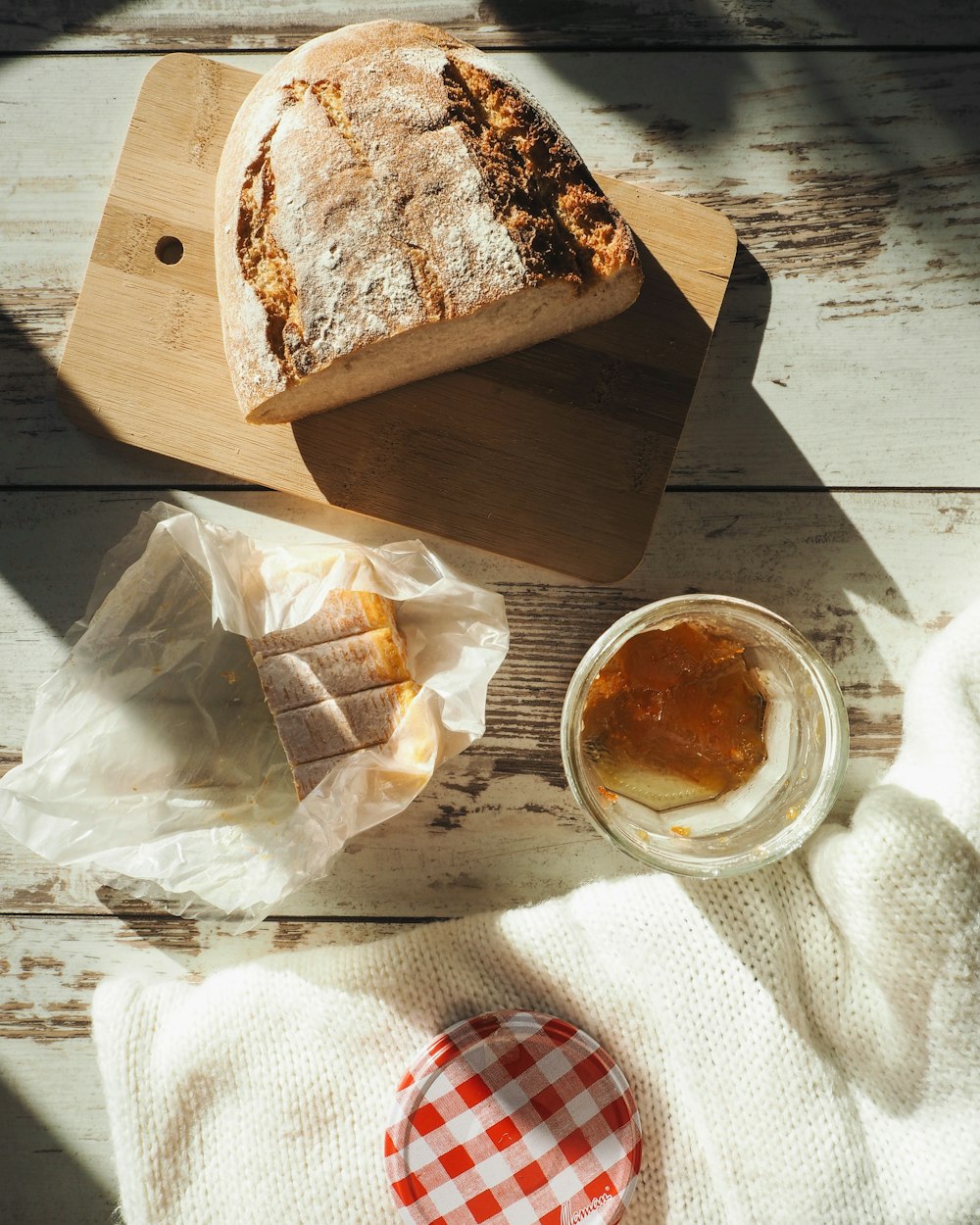 木製のまな板の上に座っている一斤のパン