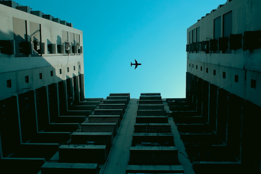 두 건물 사이를 하늘을 나는 비행기