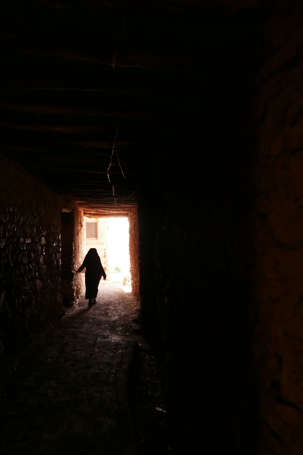 Ein dunkler Tunnel mit einer Person, die herausgeht