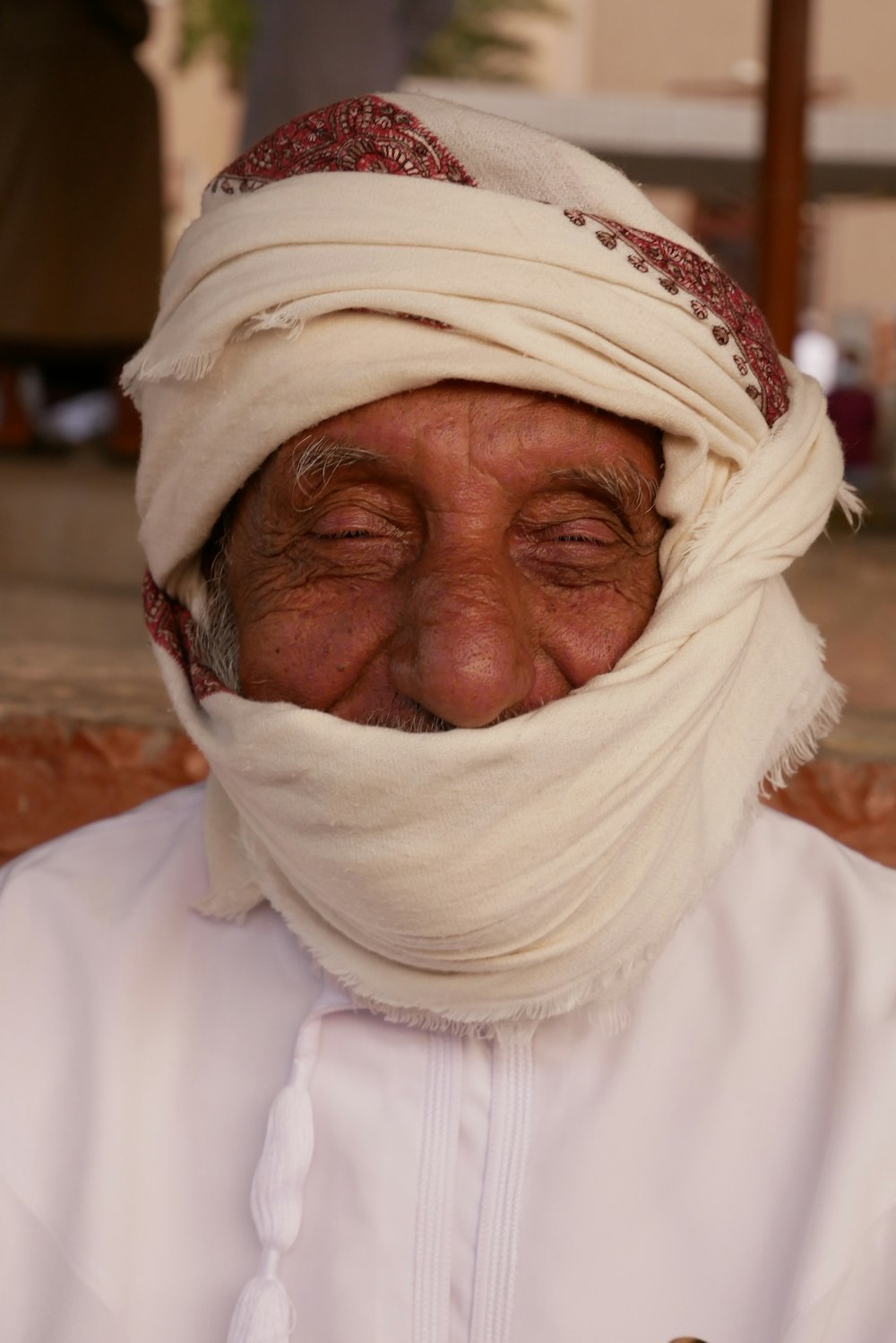 Ein Mann mit einem weißen Turban auf dem Kopf