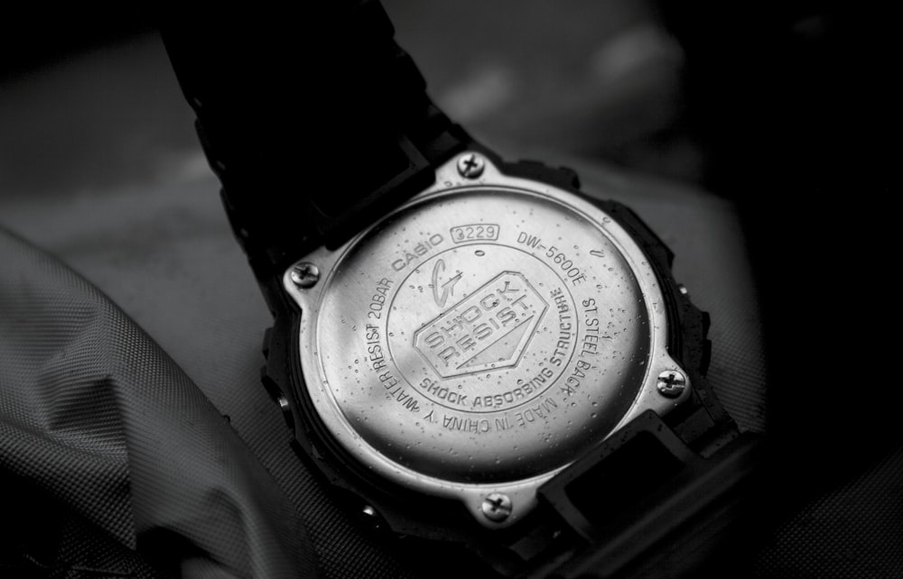 um close up de um relógio no pulso de uma pessoa