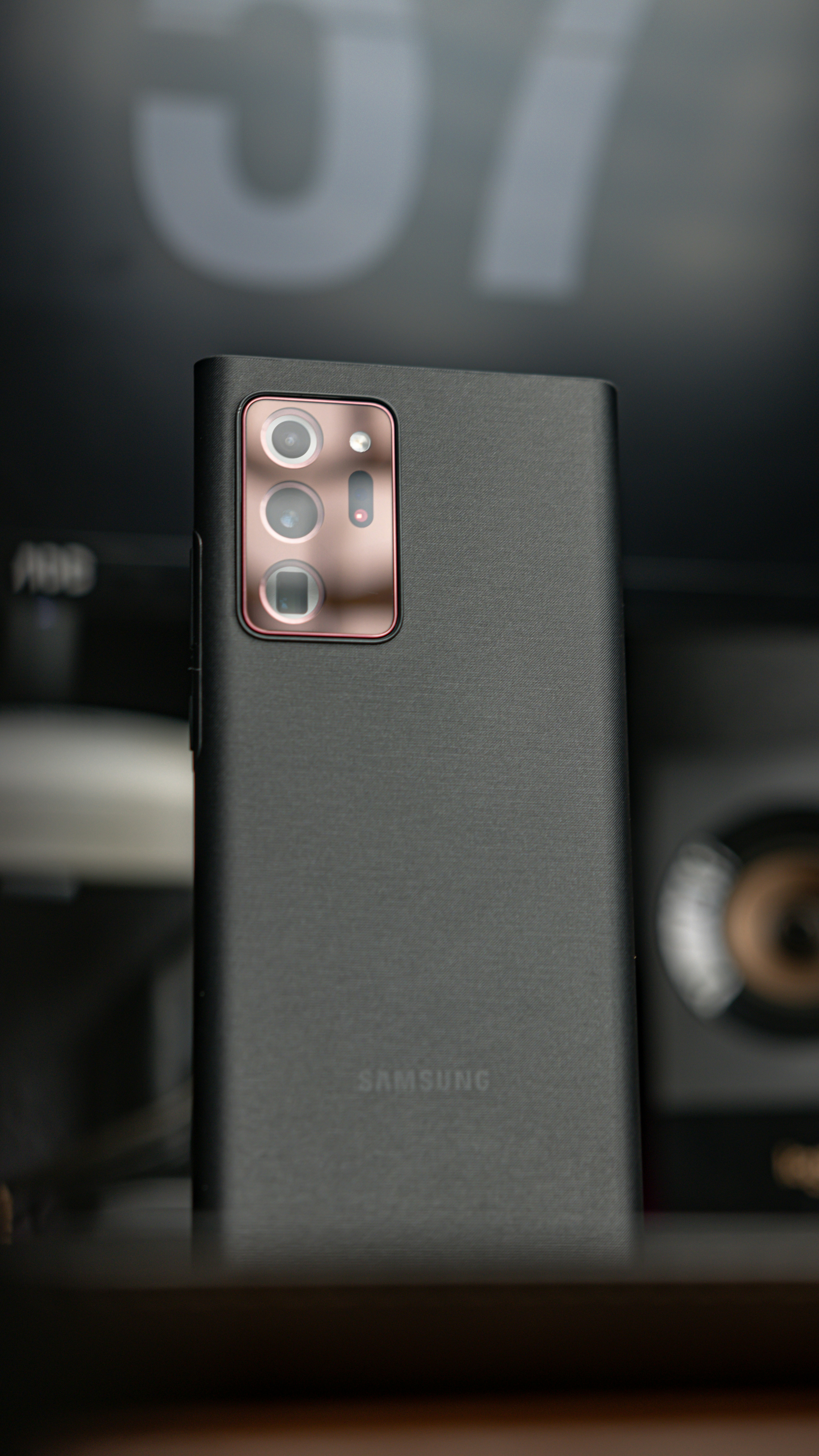 テーブルの上の携帯電話のクローズアップ