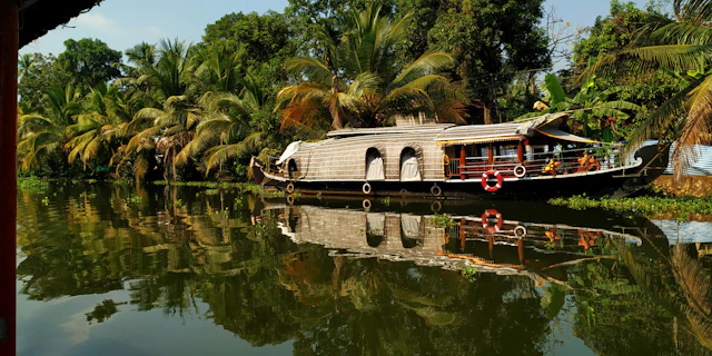 Munnar & Alleppey Houseboat