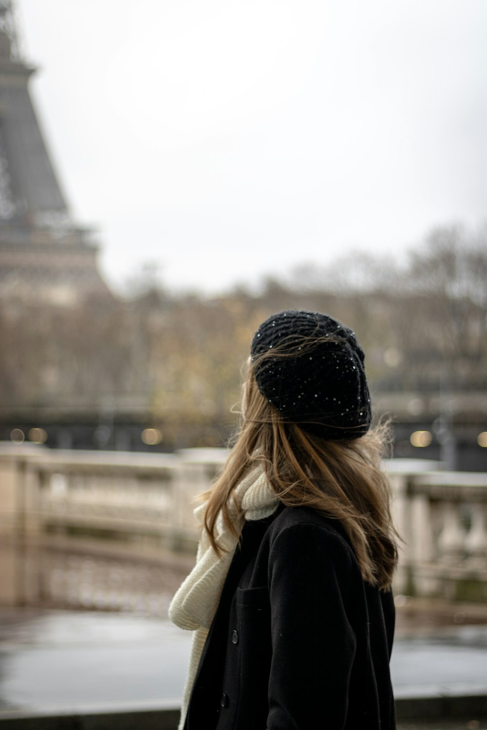 Una donna in piedi davanti alla Torre Eiffel