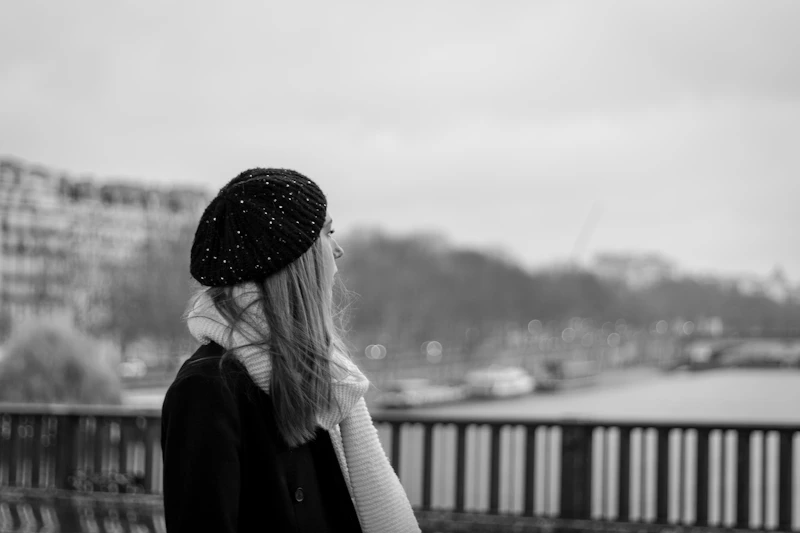 femme mûre avec chapeau et écharpe