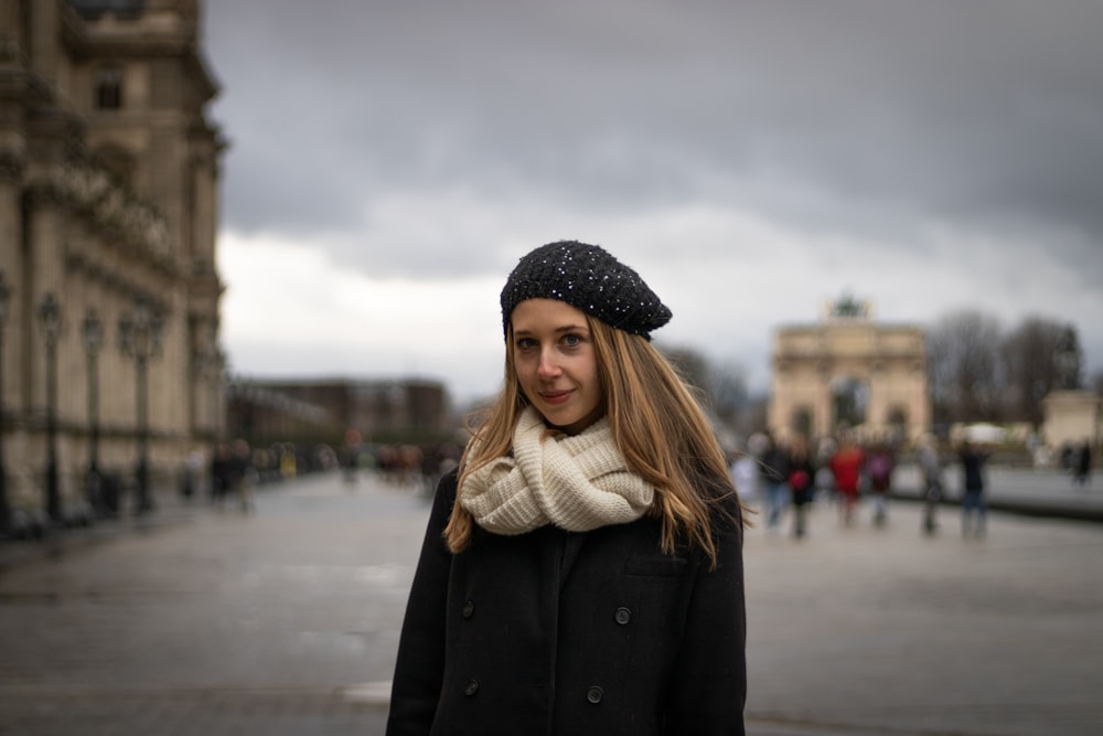 Una donna in un cappotto nero e una sciarpa bianca foto – Parigi Immagine  gratuita su Unsplash