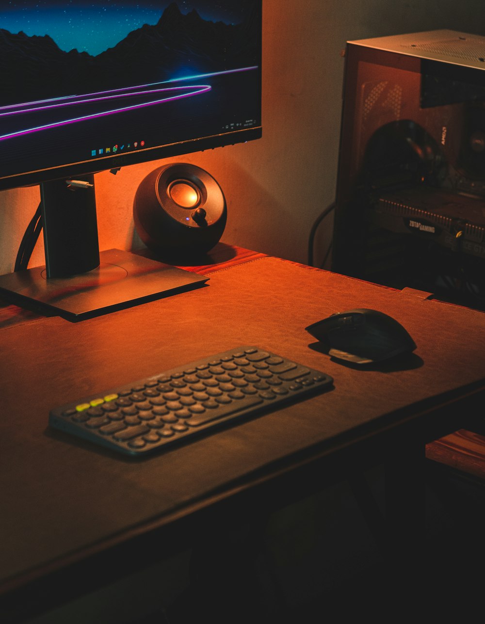 un monitor de computadora y un teclado en un escritorio