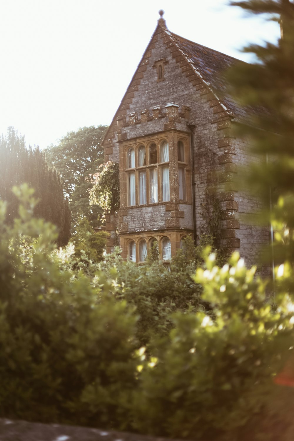 an old building surrounded by trees and bushes