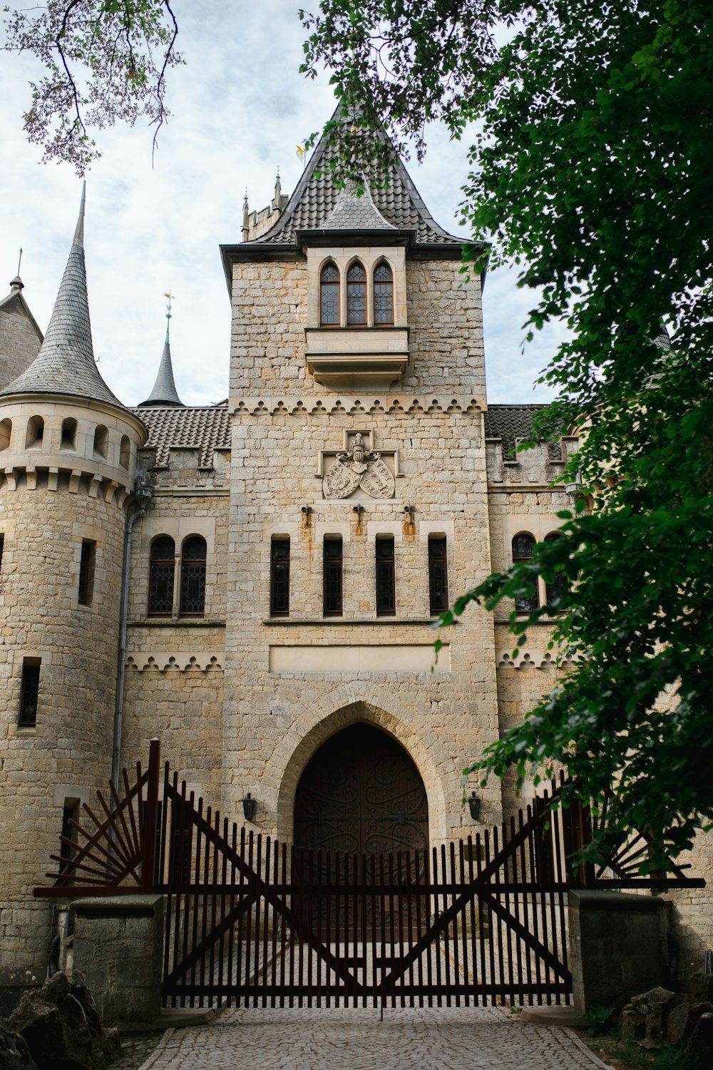 um castelo com um portão e uma torre do relógio