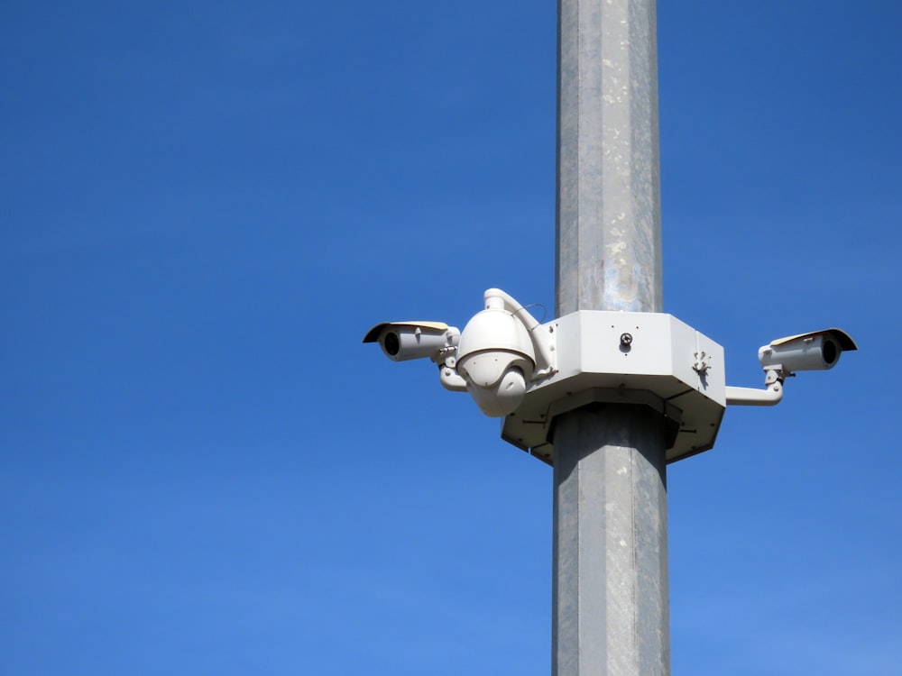 una cámara de seguridad conectada a un poste de metal