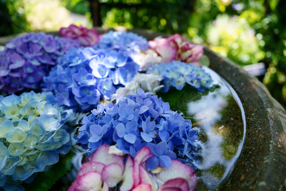 un ramo de flores que están en un tazón