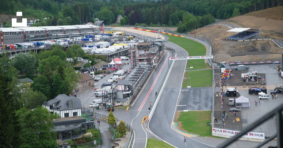 Foto zum Thema Luftaufnahme einer Rennstrecke mit Autos darauf