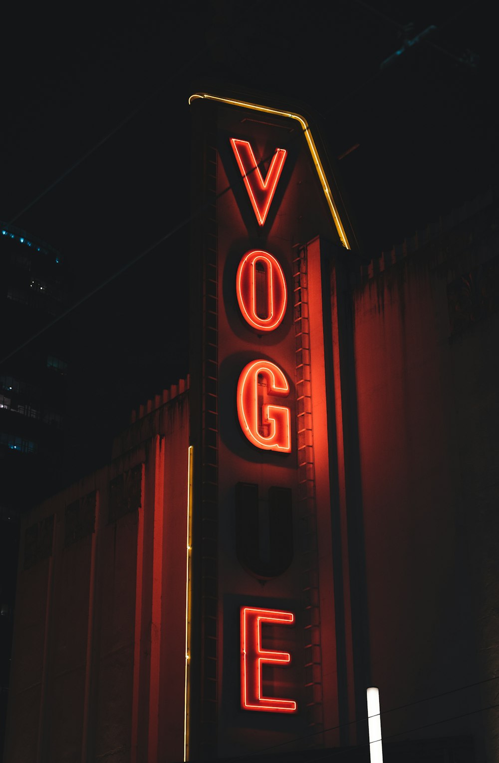 a large neon sign that says voce on it