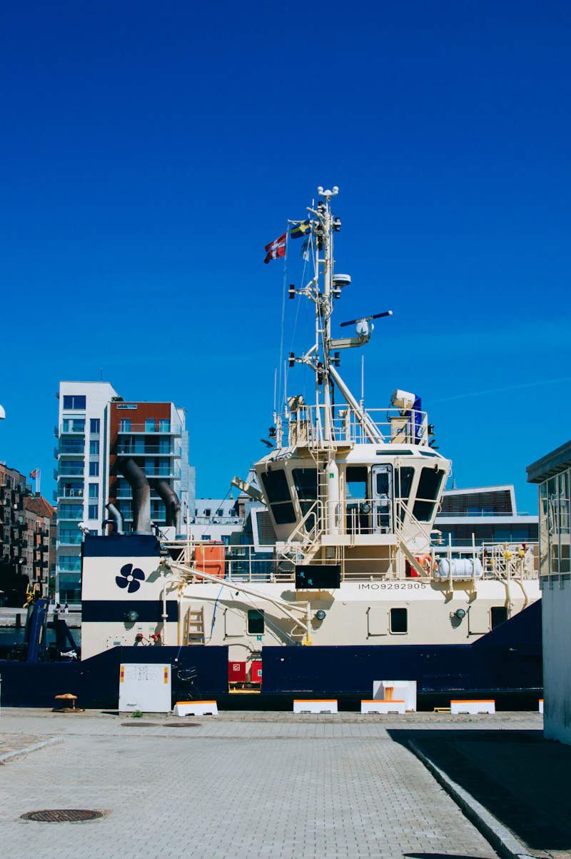 Fartyg i hamnen intill en byggnad i Helsingborg