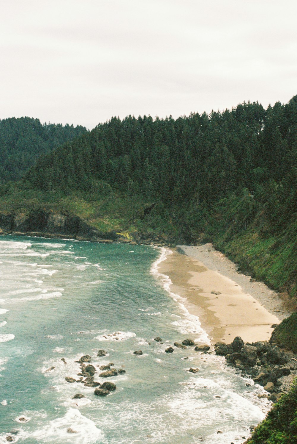 Una vista de una playa desde una colina