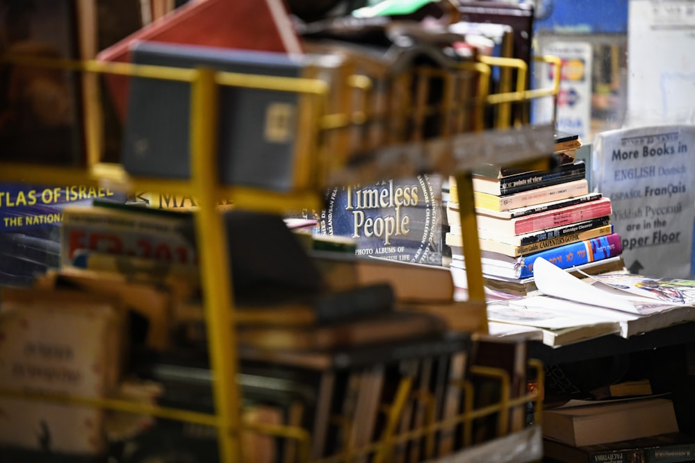 una pila di libri seduti sopra un tavolo