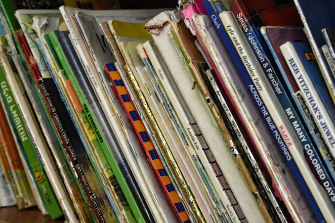 a bunch of books that are on a shelf