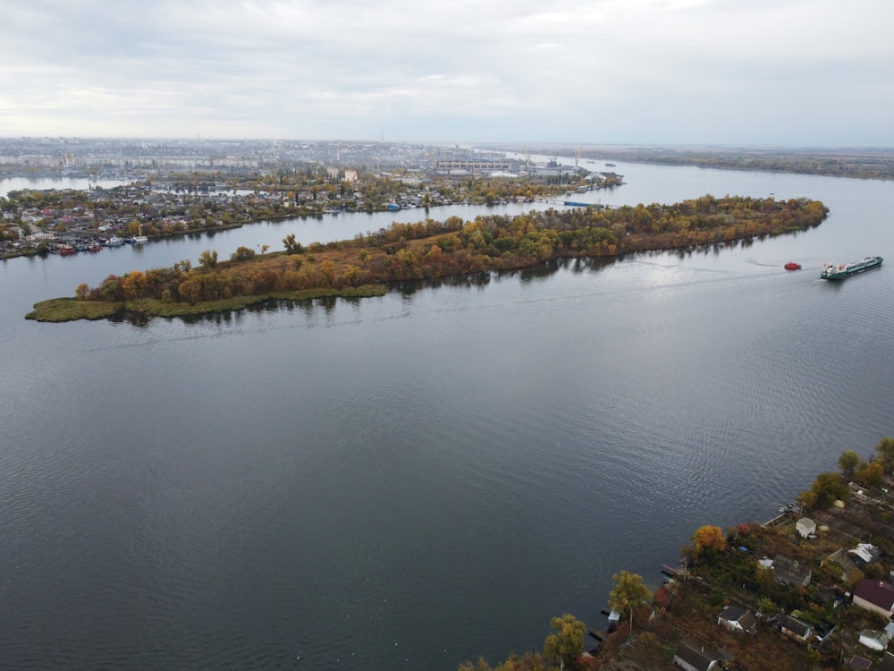 un grand plan d’eau entouré d’arbres