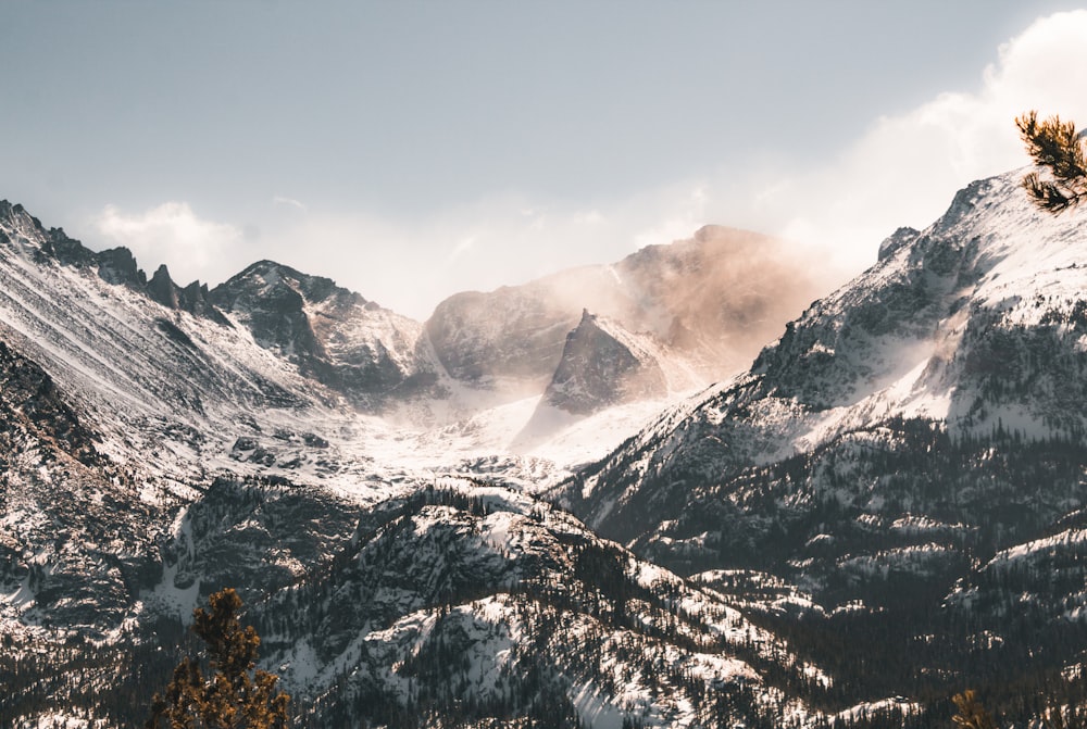 Una cadena montañosa cubierta de nieve y nubes