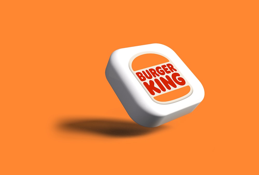 Un logo di Burger King su sfondo arancione