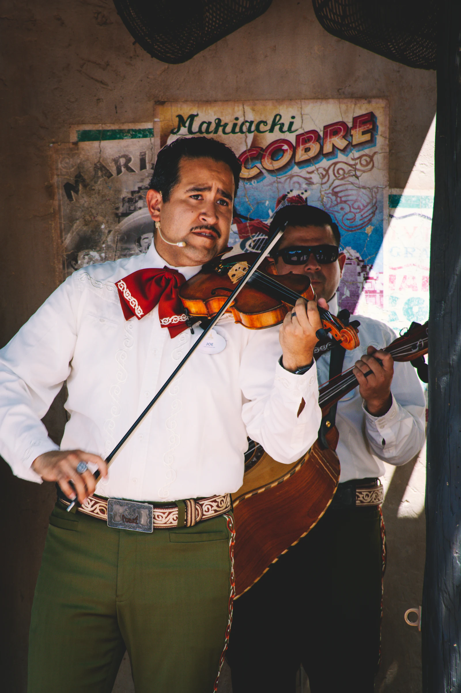 Músicos de mariachi con violín