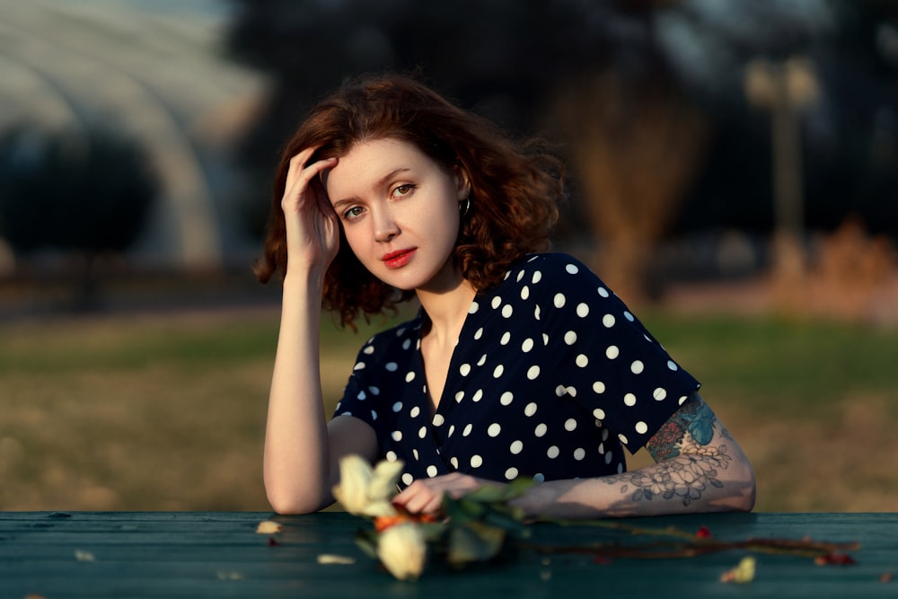 une fille assise sur une table