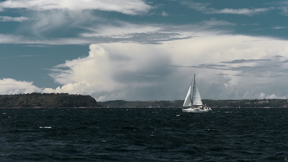 ein Segelboot mitten in einem Gewässer