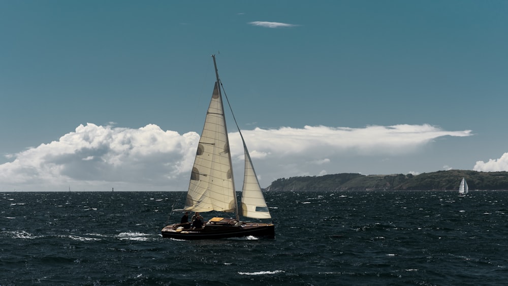 ein Segelboot, das auf einem Gewässer segelt