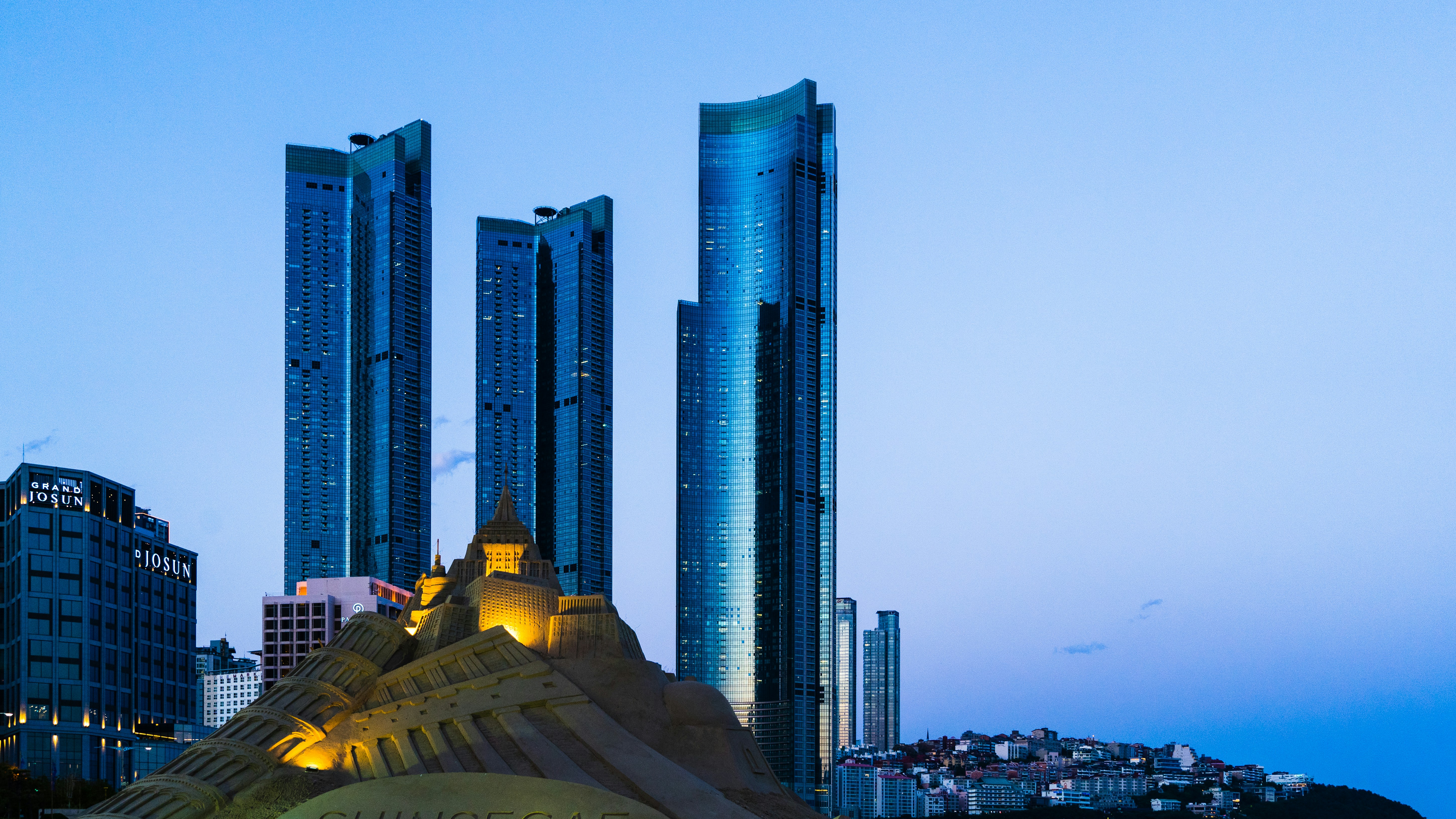 a very tall building in the middle of a city