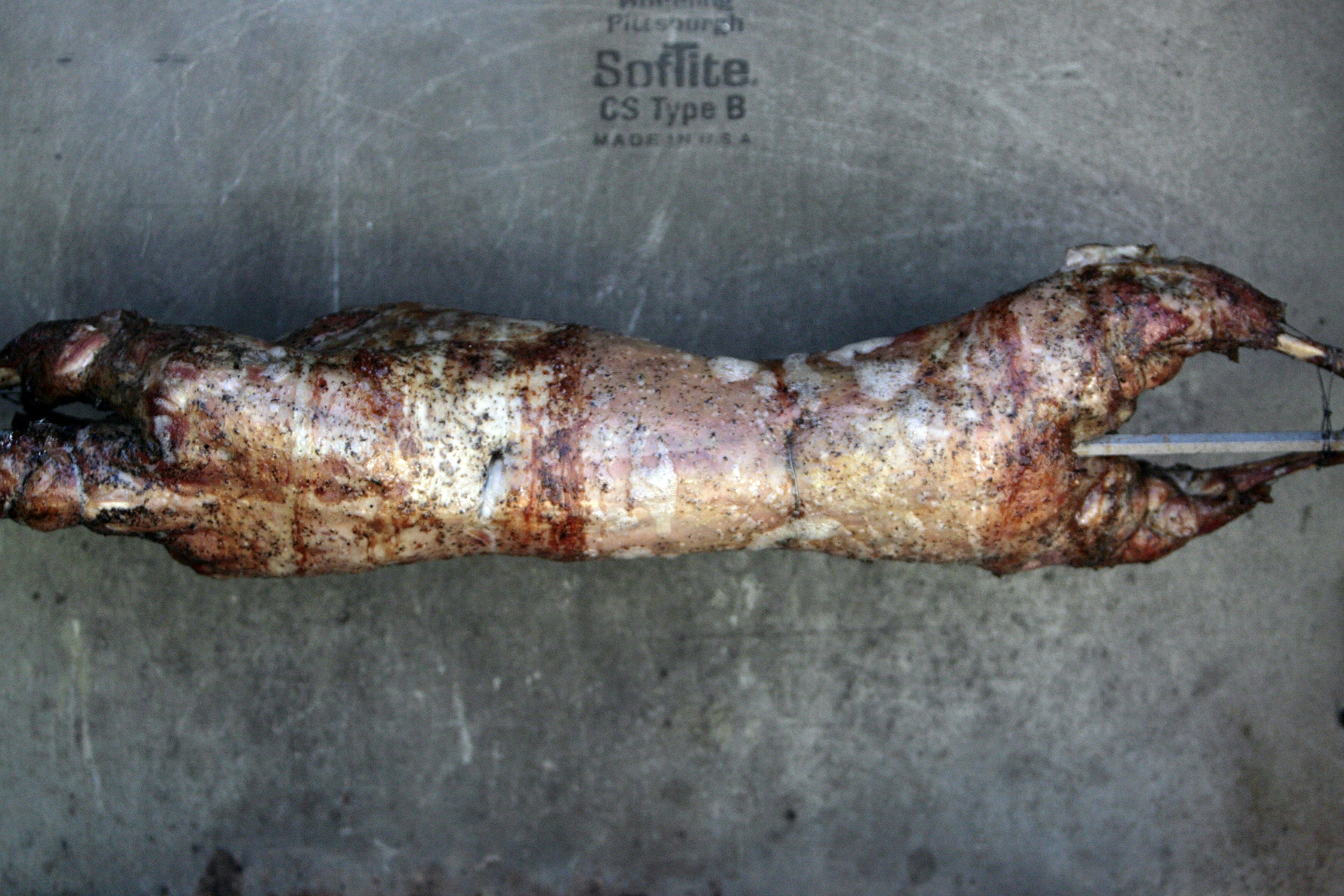 un gros morceau de viande qui se trouve sur un gril